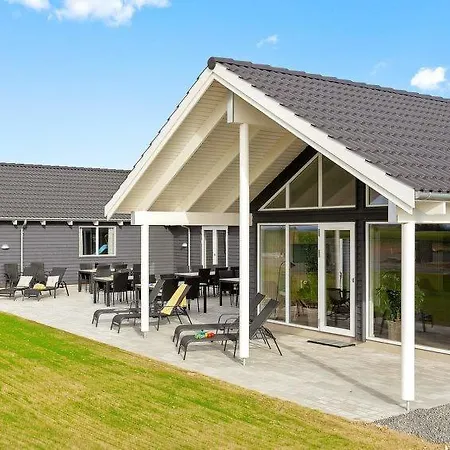 Eskilstrup Sleeps 30 Pool Wifi Feriehus *